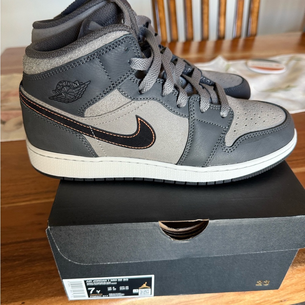 Nike Air Jordan 1 Mid. Big kids size 7